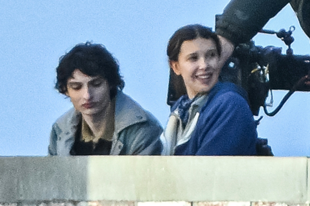 《怪奇物语》第五季首曝路透 小11、迈克甜笑同框