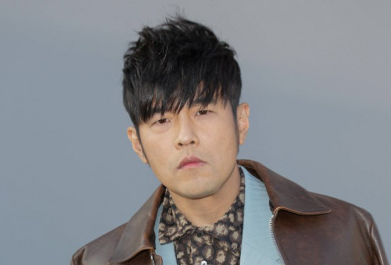 周杰伦幽默回应被撞脸:能跟昆凌合照的就是真的