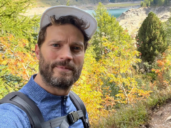 《五十度灰》男主詹米度假险丧命 碰毒虫被送医