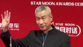 66歲劉佩琦紅毯下跪簽名 真正的人民藝術(shù)家！