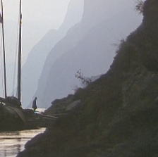 峡江疑影