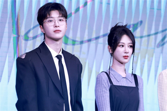 杨紫、范丞丞同框亮相!宣传新剧《要久久爱》