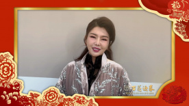 歌手乌兰图雅祝大家新的一年里生活如春花般绚烂