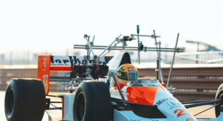 剧集《塞纳》发布幕后照 聚焦F1车神的飞驰人生