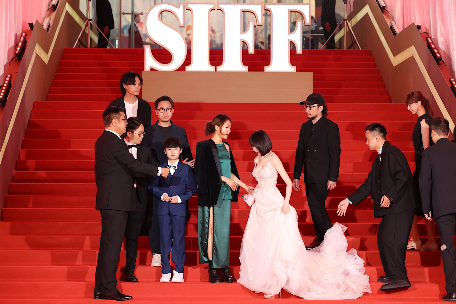 《红毯先生》即将上映 朱一龙胡先煦争当红毯绅士