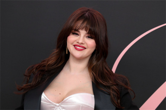 赛琳娜·戈麦斯亮相电影首映 皮肤白里透红状态佳