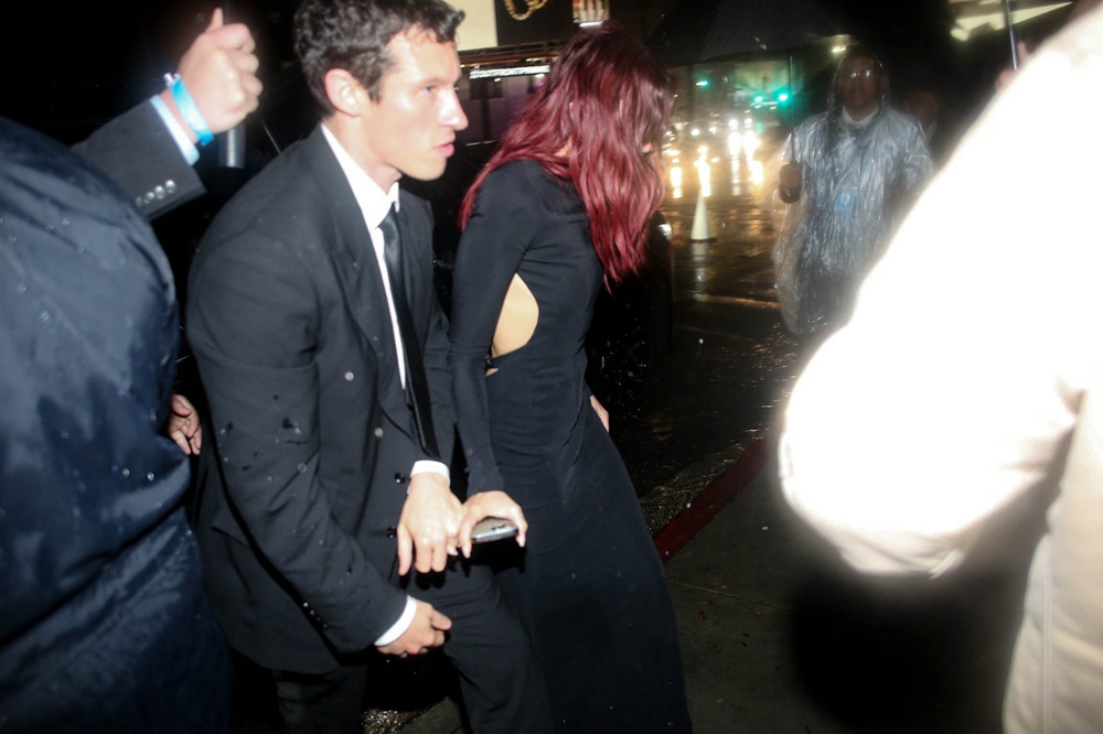 啪姐参加格莱美庆功宴 卡勒姆·特纳冒雨陪女友