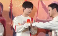 范丞丞与沈腾甜蜜击掌 分享《飞驰人生2》幕后：融洽 高兴 快乐