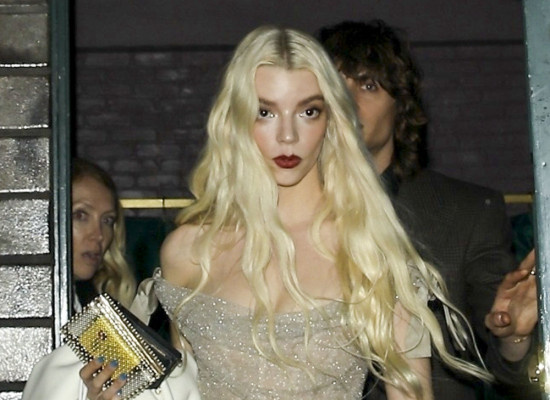 安雅·泰勒-乔伊离开派对 银白色套装似冰雪女王