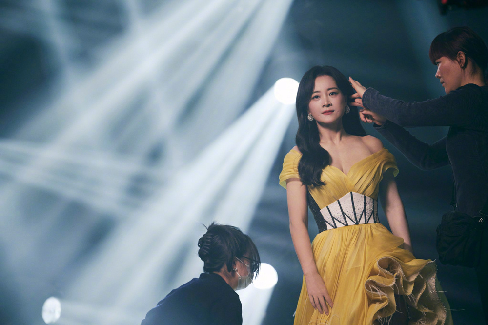 《热辣滚烫》MV花絮照 贾玲解锁大波浪+晚礼服