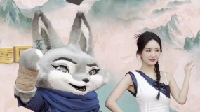 “小真”人偶首现环球 配音演员杨幂互动真灵动