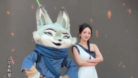 杨幂和玩偶小真互动好灵