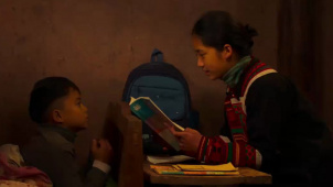 电影《阿莫阿依》成都首映 再现彝族少女求学路