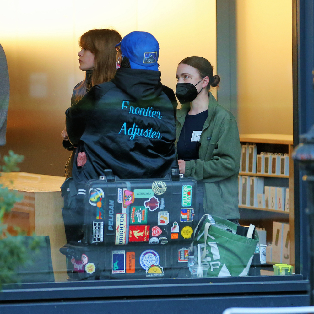 《了不起的埃莉诺》热拍中 导演寡姐素颜现身片场