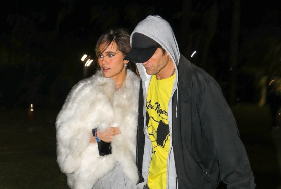 苏琪亮相科切拉 爱夫罗伯特·帕丁森成贴身保镖