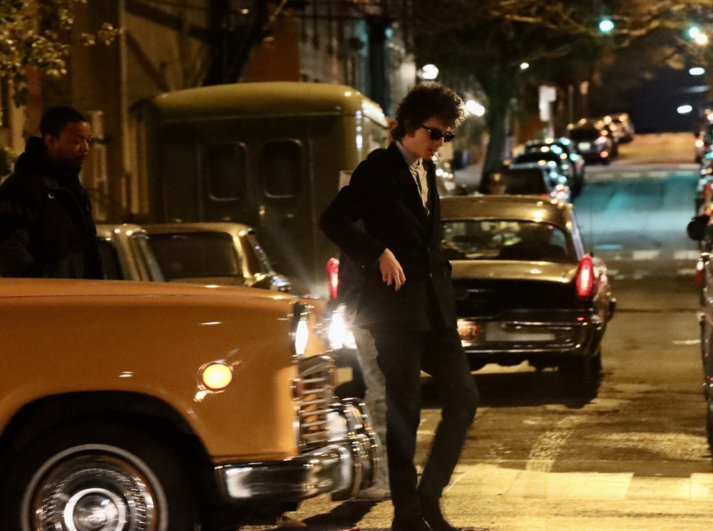 渐入佳境!《完全未知》路透 甜茶复古造型亮相