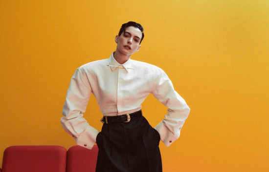 安妮·海瑟薇分享“恶心”试镜经历 中性风写真A爆