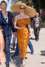 安雅·泰勒-乔伊抵达尼斯 橙色裹身裙优雅度假风