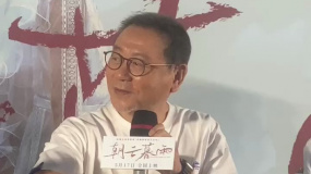 范伟在《朝云暮雨》首映现场传授清洁技巧