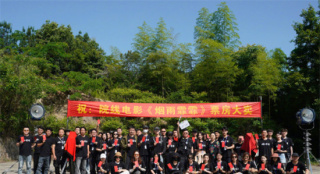 革命歷史題材電影《煙雨霏霏》發(fā)布主創(chuàng)大合影