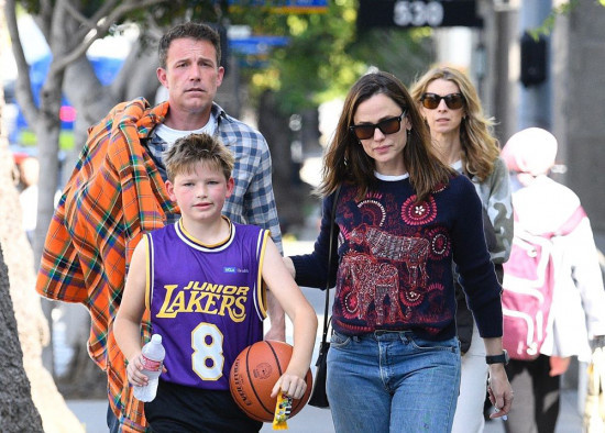 一家三口其乐融融!大本和前妻参加儿子篮球比赛