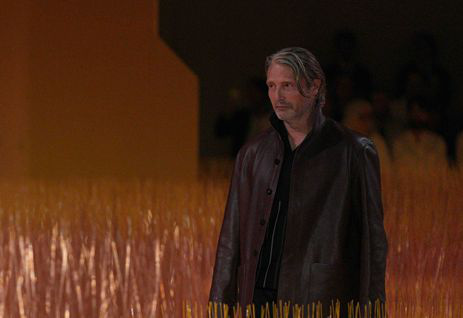 自带杀气!“麦叔”麦斯·米科尔森米兰时装周走秀