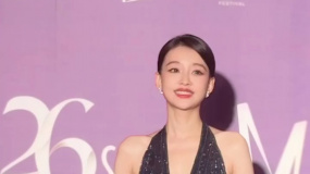 30岁孙怡亮相上影节亚新奖红毯