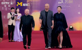 管虎梁静十指紧扣 甜蜜亮相第26届上影节闭幕红毯