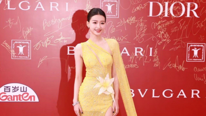 灵动飘逸！孙怡淡黄透视长裙亮相2024上影节闭幕红毯