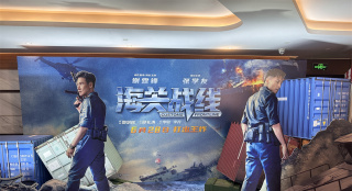 《海關(guān)戰(zhàn)線》北京首映 謝霆鋒現(xiàn)場大秀蝴蝶刀技能
