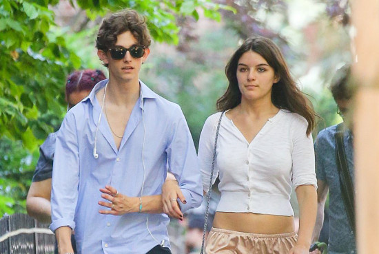 18岁苏瑞陷热恋情不自禁街边热吻 男友酷似甜茶！