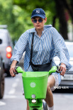 艾玛·科林和拉米·马雷克街头骑行 两人疑似订婚