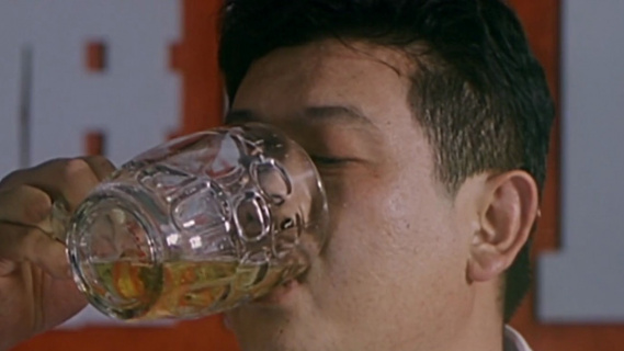 男人喝酒像喝水，靠着酒量拯救了马上破产的公司