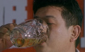 男人喝酒像喝水，靠着酒量拯救了马上破产的公司