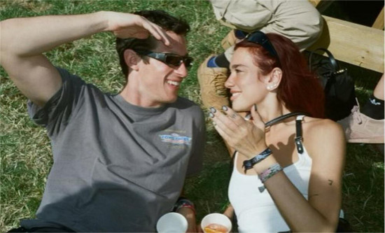 放闪！杜阿·利帕晒与男友卡勒姆·特纳音乐节合照