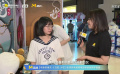 打卡暑期档电影街区 ！ 观众展示《白蛇:浮生》电影周边 谈期待影片上映