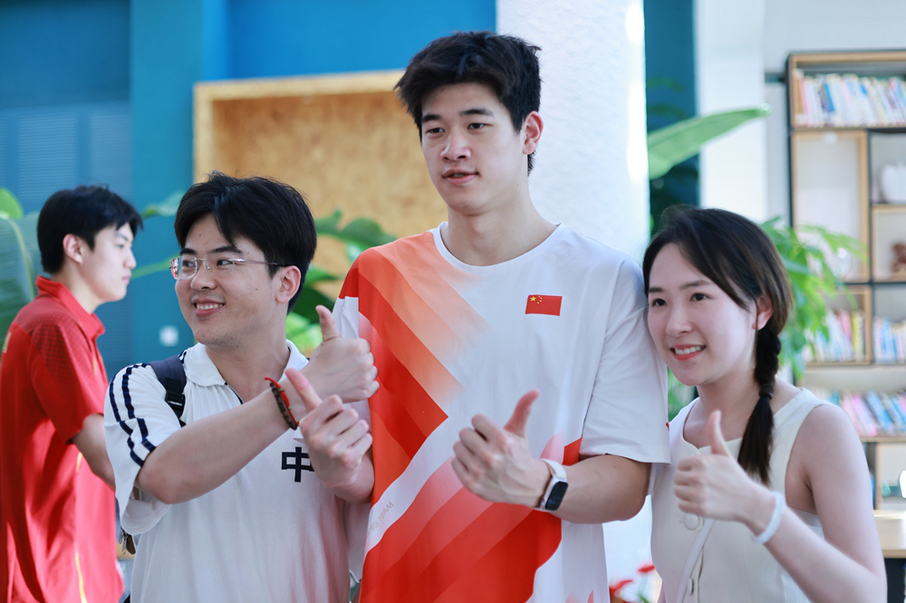 潘展乐、汪顺等中国游泳队队员回国 落地上海基地