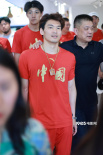 潘展樂、汪順等中國(guó)游泳隊(duì)隊(duì)員回國(guó) 落地上海基地