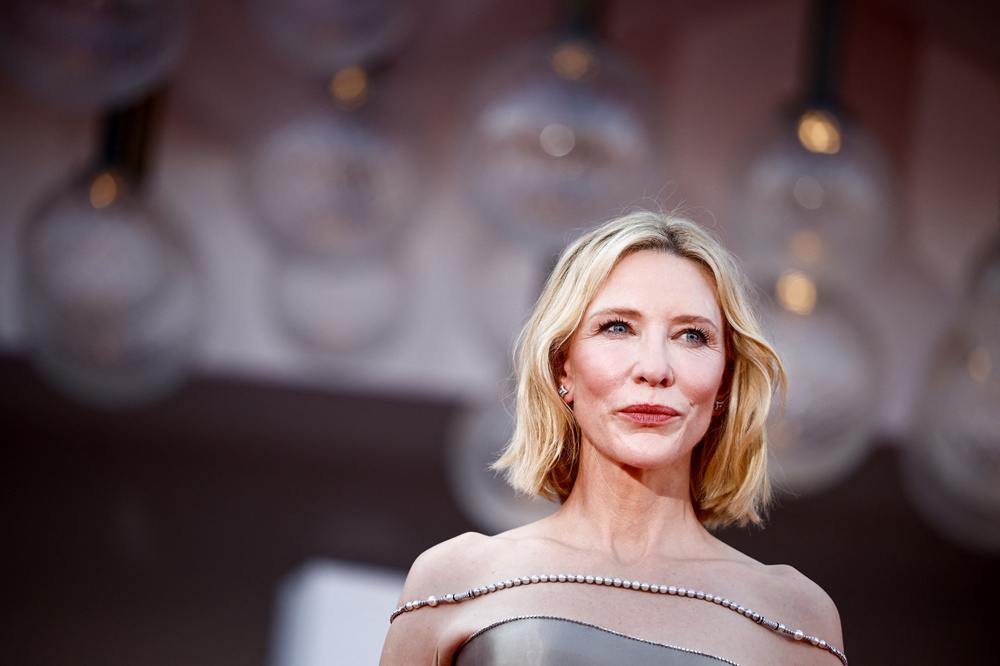 凯特·布兰切特亮相威尼斯开幕红毯 养女同行！