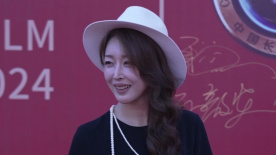 孙悦亮相第十九届中国长春电影节开幕式红毯 称像回到老家一样亲切