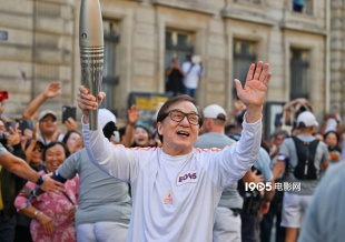 成龙担任巴黎残奥会火炬手 第五次传递奥运圣火