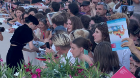 章子怡威尼斯电影节人气超高  红毯折返为影迷签名也太好了