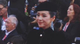 章子怡担任威尼斯国际电影节评委 手持中式折扇亮相红毯