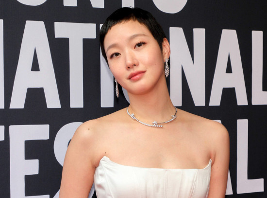 金高银“老公姐”造型亮相活动 出道12年首换风格