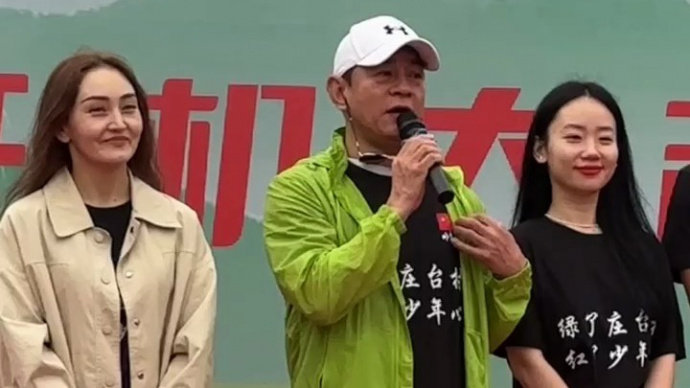 《绿了庄台村，红了少年心》开机 演员周浩东衣服应景了！