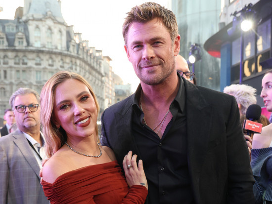 《变形金刚：起源》伦敦首映 寡姐、锤哥红毯合体