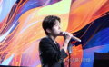 易烊千玺在“湾区升明月”晚会演唱《干杯，朋友》