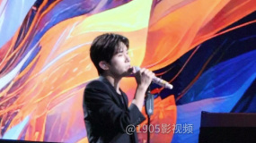 易烊千玺在“湾区升明月”晚会演唱《干杯，朋友》