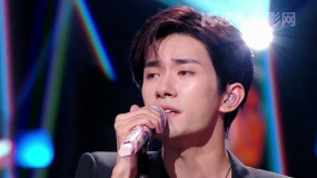 易烊千玺现场演唱《干杯，朋友》很有故事感！