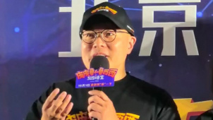 导演郑亚旗对父亲郑渊洁的评价感到很感动
